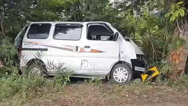 જેતપુર પાવી: તારાપુર ગામ પાસે ઈક્કો કારને અકસ્માત નડ્યો, સ્થાનિકે શું કહ્યું? જુઓ