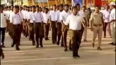 ಗುರುಮಿಟ್ಕಲ್: ಪಟ್ಟಣದಲ್ಲಿ ಆರ್ಎಸ್ಎಸ್ ಶತಮಾನೋತ್ಸವದ ಅಂಗವಾಗಿ ಪಥಸಂಚಲನ