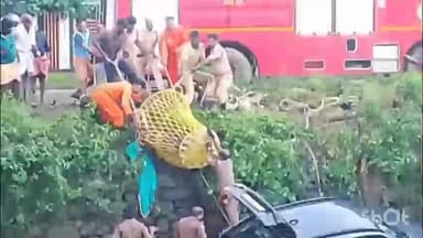 വൈക്കം: വൈക്കം തോട്ടുവക്കത്തിന് സമീപം കാർ തോട്ടിലേക്ക് മറിഞ്ഞ് യുവ ഡോക്ടർക്ക് ദാരുണാന്ത്യം