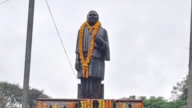 नगड़ी: पुराना विधानसभा में सरदार वल्लभभाई पटेल की प्रतिमा पर सरदार पटेल क्लब ने माल्यार्पण कर श्रद्धांजलि दी