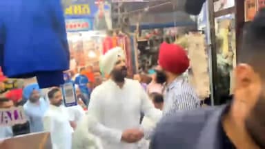 ਤਰਨਤਾਰਨ: ਤਰਨਤਾਰਨ ਦੇ ਬਜ਼ਾਰ ਵਿੱਚ ਕਾਂਗਰਸ ਪੰਜਾਬ ਦੇ ਪ੍ਰਧਾਨ ਰਾਜਾ ਵੜਿੰਗ ਨੇ ਜਿਮਨੀ ਚੋਣ ਮੌਕੇ  ਉਮੀਦਵਾਰ ਕਰਨਬੀਰ ਬੁਰਜ ਦੇ ਹੱਕ ਵਿਚ ਕੀਤਾ ਪ੍ਰਚਾਰ