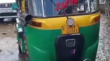 રાધનપુર: રાધનપુર બસ સ્ટેશન નજીક ખાડામાં પટકાતા રીક્ષાનું આગળનું ટાયર નીકળી ગયું