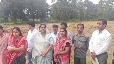 लालबर्रा: विधायक ने लेंडेझरी में किसानों के साथ फसलों का निरीक्षण किया, बारिश से हुए नुकसान का जायजा लिया