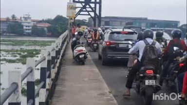 കൊച്ചി: തോപ്പുംപടി ഹാർബർ പാലത്തിൽ നിന്ന് ഓട്ടോറിക്ഷ ഡ്രൈവർ കായലിലേക്ക് ചാടി