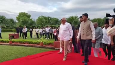 ગાંધીનગર: મુખ્યમંત્રી ભુપેન્દ્ર પટેલે વિધાનસભા પરિસરમાં સરદાર વલ્લભભાઈ પટેલની પ્રતિમાને પુષ્પાંજલિ અર્પણ કરવામાં આવી