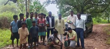 कोलेबिरा: हाथियों के झुंड से दहशत, विधायक के निर्देश पर राहत सामग्री का वितरण