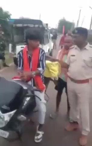 घाट कुसुंभा: बाउघाट पुलिस ने दो शराब तस्करों को 35 लीटर शराब और बाइक के साथ पकड़ा