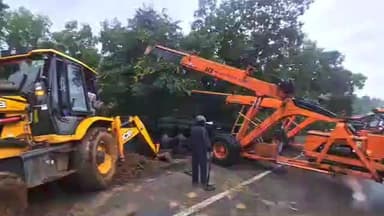 टंडवा: वृन्दा मोड़ के पास अनियंत्रित होकर पलटा कोल वाहन, वाहन क्षतिग्रस्त, चालक बाल-बाल बचा