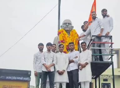 पेटलावद: ग्राम सारंगी में मनाई गई सरदार वल्लभभाई पटेल की जयंती, प्रतिमा पर किया माल्यार्पण