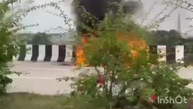 छिबरामऊ: गुरसहायगंज समधन NH 34 पर धमाके के बाद कार बनी आग का गोला, चालक ने कूदकर बचाई जान, कार धुं-धुं कर जली, वीडियो वायरल