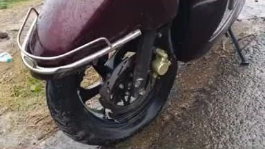 बिंद: जिराइन नदी पुल पर तेज रफ्तार स्कूटी पलटी, स्कूटी सवार घायल