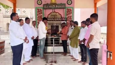 ಬಬಲೇಶ್ವರ: ಪಟ್ಟಣದ ಗುರುಪಾದೇಶ್ವರ ದೇವಸ್ಥಾನದಲ್ಲಿ ವಿಧಾನ ಪರಿಷತ್ ಸದಸ್ಯ ಸುನಿಲಗೌಡ ಪಾಟೀಲರಿಗಾಗಿ ವಿಶೇಷ ಪೂಜೆ ಸಲ್ಲಿಸಿದ ಕಾರ್ಯಕರ್ತರು