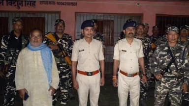 सुप्पी: सुप्पी में शांतिपूर्ण चुनाव के लिए पुलिस और CAPF की संयुक्त टीम ने अति संवेदनशील बूथ पर किया फ्लैग मार्च
