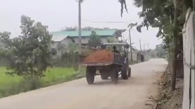 লক্ষীপুৰ: পানডোবা -ছাটাবাৰী পাহাৰৰ তলিত জে চি বি লগাই ৰঙা মাটি কাটি ট্ৰেক্টৰে ট্ৰেক্টৰে সৰবৰাহ ভূমি মাফিয়াৰ