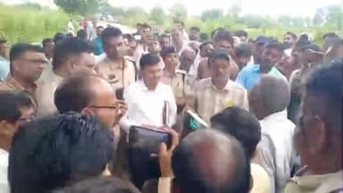 गुण्डरदेही: एक हफ्ते में मुंदेरा की सड़के बनेगी, अधिकारियों से आश्वासन मिलने के बाद ग्रामीणों ने चक्का जाम स्थगित किया