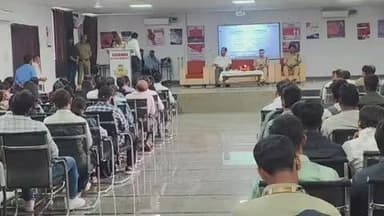 फतेहाबाद: बमरौली कटारा में छात्रों को कानून की बारीकियों से कराया गया अवगत, अपर पुलिस आयुक्त ने दिए जागरूकता के सूत्र
