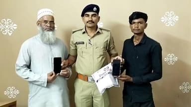 લખતર: લખતર તાલુકા માં ખોવાયેલ મોબાઇલ પરત અપાવતી લખતર પોલીસ
તેરા, તુજકો અર્પણ, નુ સુત્ર સાર્થક કરતી લખતર પોલીસ