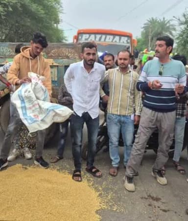 सुठालिया: सुठालिया मंडी में किसानों का हंगामा, कहा- मुआवजा नहीं मिला तो वोट मांगने मत आना