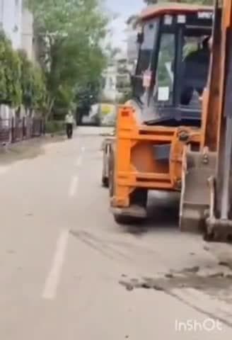 तानसेन: ग्वालियर: पार्षद की चेतावनी के बाद बसंत विहार की बदहाल सड़क का मरम्मत कार्य शुरू