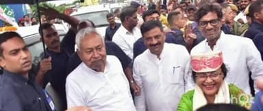 फुलपरास: सीएम नीतीश कुमार ने फूलपरास व लौकहा विधानसभा क्षेत्र में किया रोड शो