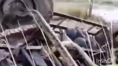 भाटपार रानी: भाटपार रानी क्षेत्र के दिस्तौली पुल के पास गेहूं के बीज से भरा ट्रक पलटा, बाल-बाल बचे चालक