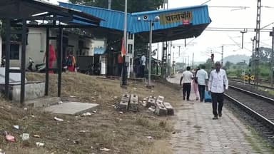 पालाचौरई स्टेशन में यात्री प्रतीक्षालय के पास गंदगी का अंबार यात्रियों को परेशानी: प्लेटफार्मों पर बिखरा कचरा