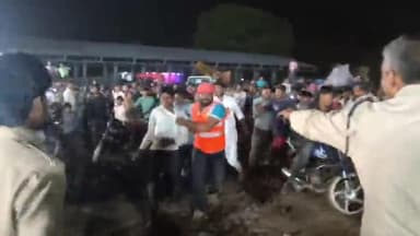 मक्सूदनगढ़: मक्सूदनगढ़ में रावण के पुतले में नशे में एक युवक ने आग लगाने की, कोशिश की, घटना का वीडियो हुआ वायरल