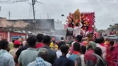 नरपतगंज दुर्गा माता के प्रतिमा को विसर्जन के लिए भिन्न-भिन्न चौक चौराहों से घूमते हुए ले जाते हुए श्रद्धालु