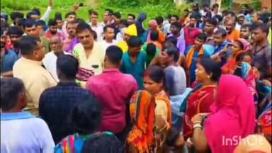 ইন্দপুর: ভেদুয়াশোলে জলবন্দি গ্রাম, ক্ষোভে ফেটে পড়ে রাস্তা অবরোধ বাসিন্দাদের