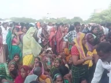 जौरा शहर में मंडी में बागेश्वर धाम के बाबा देखने के लिए भीड़ बहुत ज्यादा है