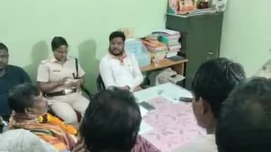 ପଟ୍ଟାମୁଣ୍ଡାଇ: ପଟ୍ଟାମୁଣ୍ଡାଇ ଆଦର୍ଶ ଥାନା ଆଇଆଇସି ଓ ଏସଡିପିଓ ଙ୍କ ସହିତ ଆଲେଚନାକଲେ କେନ୍ଦ୍ରାପଡ଼ା ବିଧାୟକ ଗଣେଶ୍ଵର ବେହେରା।