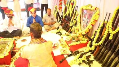 जिला मुख्यालय #नीमच की कनावटी स्थित पुलिस लाईन में दशहरा का पर्व उत्साह और पारंपरिक तरीके के साथ मनाया गया। दशहरे के ...