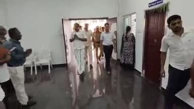 காங்கேயம்: நகராட்சி அலுவலகத்தில் கரூர் நெரிசலில் சிக்கி உயிரிழந்த குடும்பத்தினருக்கான நிவாரண உதவித் தொகையினை அமைச்சர் சாமிநாதன் வழங்கினார்