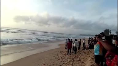 वेंगुर्ला: शिरोडा समुद्रात पोहण्यासाठी उतरलेले आठ पर्यटक बुडाले, चौघांना वाचविण्यात यश, स्थानिक स्तरावर मदत कार्य सुरू