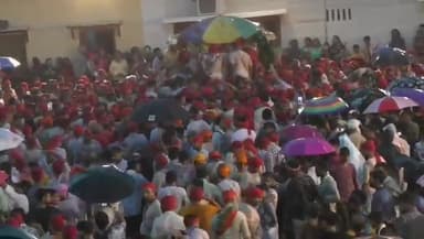 #वाराणसी: बारिश के बीच प्रभु श्रीराम, भाई भरत का मिलाप,बारिश के बीच निभाई गई 483 वर्ष पुरानी परंपरा...