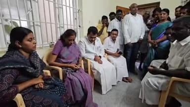 காங்கேயம்: கரூர் தவெக பிரச்சாரக் கூட்ட நெரிசலின் போது உயர்நீத்த வெள்ளகோவில் பகுதியைச் சேர்ந்தவர்களுக்கு காங்கிரஸ் கட்சியினர் நிவாரண நிதியை வழங்கினர்