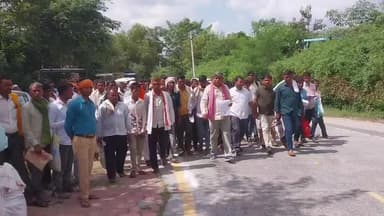 #पटियाली : गंगा कटान से प्रभावित ग्राम किसौल, किलोनी, सुनगढ़ी क्षेत्र के ग्रामवासियों ने आज कासगंज में जिलाधिकारी को ज्ञापन सौंपकर भूमि, फसल और मकान के नुकसान का मुआवजा तथा पक्की ठोकर निर्माण की मांग की।
अब्दुल हफीज गांधी