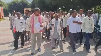 #पटियाली : गंगा कटान से प्रभावित ग्राम किसौल, किलोनी, सुनगढ़ी क्षेत्र के ग्रामवासियों ने आज कासगंज में जिलाधिकारी को ज्ञापन सौंपकर भूमि, फसल और मकान के नुकसान का मुआवजा तथा पक्की ठोकर निर्माण की मांग की।
अब्दुल हफीज गांधी