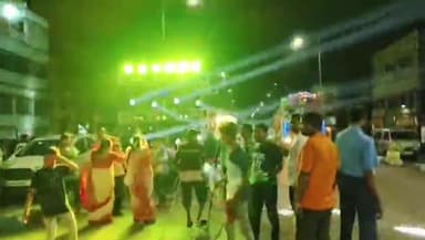 দাসপুর ১: দাসপুর এলাকায় প্রতিমা নিরঞ্জনে এলাকার মানুষজন