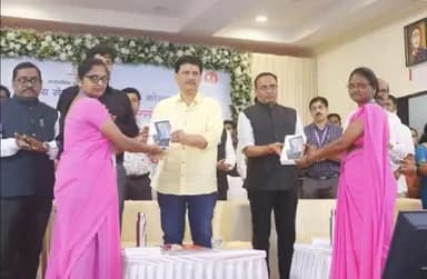 माननीय आरोग्य मंत्री श्री प्रकाशजी आबिटकर यांच्या हस्ते सिंधुदुर्ग जिल्ह्यातील उत्कृष्ट काम करणाऱ्या आशा स्वयंसेविका यांचा सत्कार