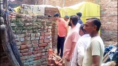 शिकोहाबाद: रुकनपुरा में दीवार गिरने से युवक की मौत,घर में सोते समय हुआ हादसा, मौके पर #भीड़ जमा