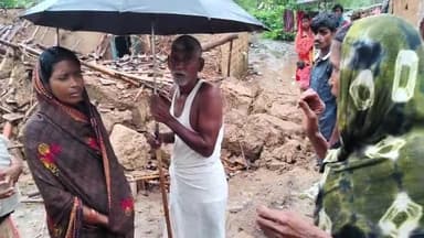 चकिया अहरौरा रोड में स्थित मुजफ्फर पुर में दो गरीबों का मिट्टी का घर गिर गई है परसासन जाके जांच करे और मुवावजा दे