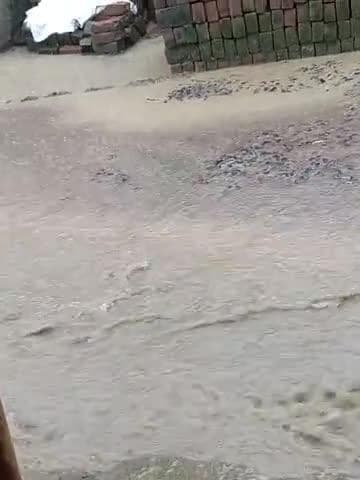 sitamarhi dumra paroha ward no 13 bhari barish ke karn paresa public