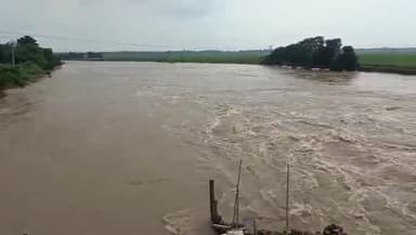 চন্দ্রকোনা ২: টানা নিম্নচাপ তার ফলে উপচে পড়ছে শিলাবতী নদীর জল সতর্কবার্তা প্রশাসনের চন্দ্রকোনায়