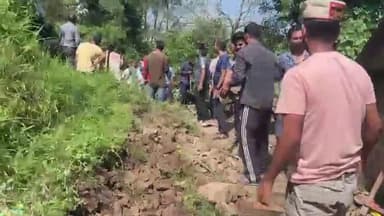 कसौली: खजरेट गांव में एम्बुलेंस रोड पर किए गए अतिक्रमण को उच्च न्यायालय के आदेश से हटाया गया