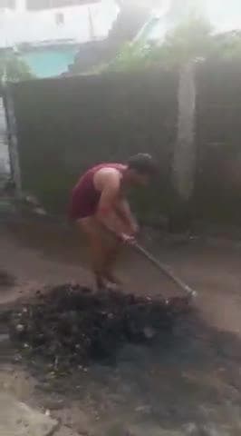 ग्राम बैरागढ़ में नहीं हो रही नाली की सफाई ग्रामीणों को स्वयं करना पड़ रहा है सफाई