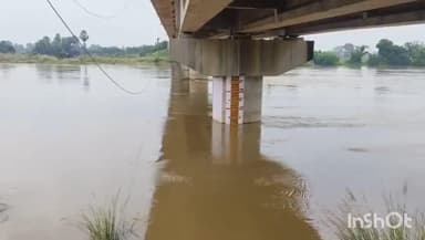 আমতা ১: ডিভিসির পক্ষ থেকে দফায় দফায় জল ছাড়ার ফলে উদয়নারায়নপুর এবং আমতার বিস্তীর্ণ অঞ্চলে বন্যার আশঙ্কা দেখা দিয়েছে.