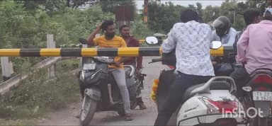 కొడిమ్యాల: నమిల కొండలో ట్రైన్ వస్తుండగా గేటు మూసి ఉన్న దాన్ని దాటి వచ్చిన ముగ్గురు ద్విచక్ర వాహనదారులు త్రుటిలో తప్పిన ప్రమాదం