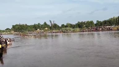 চমৰীয়া: চাম্পুপাৰাত ৰাজ্যিক ভিত্তিত নাও খেল প্ৰতিযোগিতাৰ ফাইনেল খেলত প্ৰথম স্থান লাভ কৰে বন্দে ভাৰত নামৰ নাও খনে