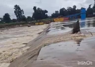 रामानुजगंज: कन्हर नदी का जल स्तर लगातार बारिश के बाद बढ़ा, एनीकट के ऊपर से बह रहा पानी